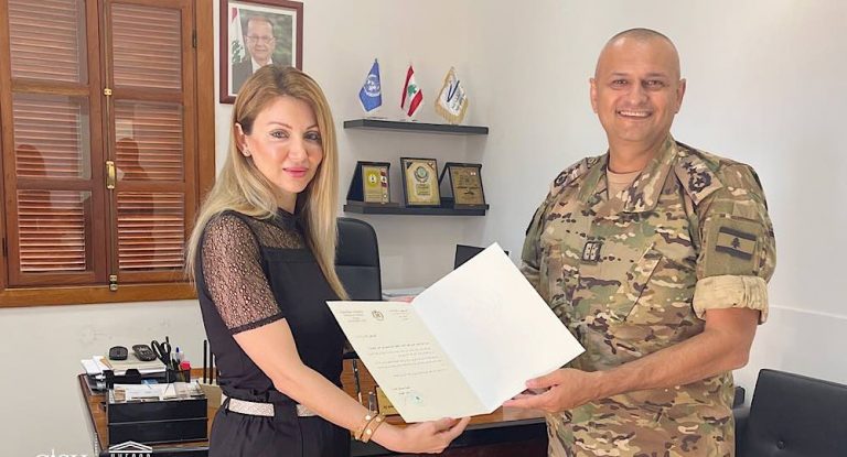 زيارة شكر للدكتور دارينا صليبا من ممثل قائد الجيش العقيد روني حاكمة