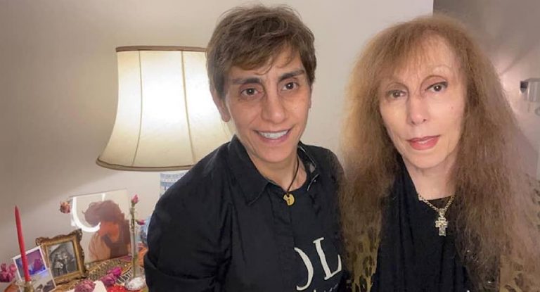 أحدث صورة للسيدة فيروز برفقة ابنتها…