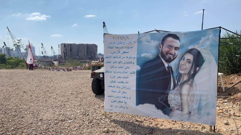 بالصور-خطيب الشهيدة سحر فارس يقدم كوكتيل العرس للمحتاجين في يوم زفافهما