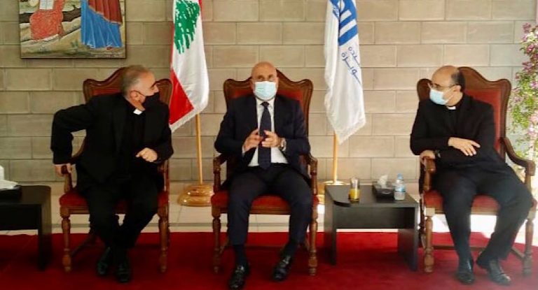 ابي رميا يهنئ  ابن بلدة قرطبا الأب بشارة الخوري