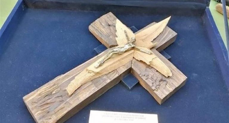 بالصورة – البابا فرنسيس تسلم صليباً من حطام انفجار المرفأ