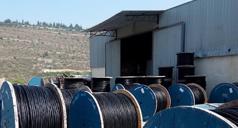 خاص-صرف عمّال من أحد أهم مصانع قضاء جبيل والحبل عالجرار.