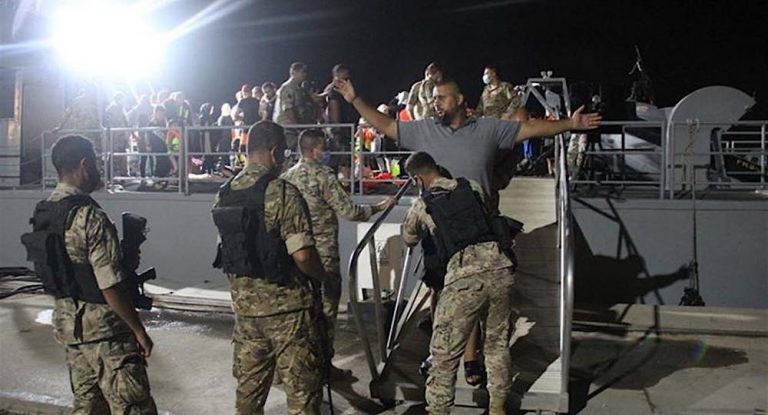 بالصور-القوات البحرية في الجيش اللبناني تحبط عملية تهريب أشخاص مقابل شاطئ طبرجا