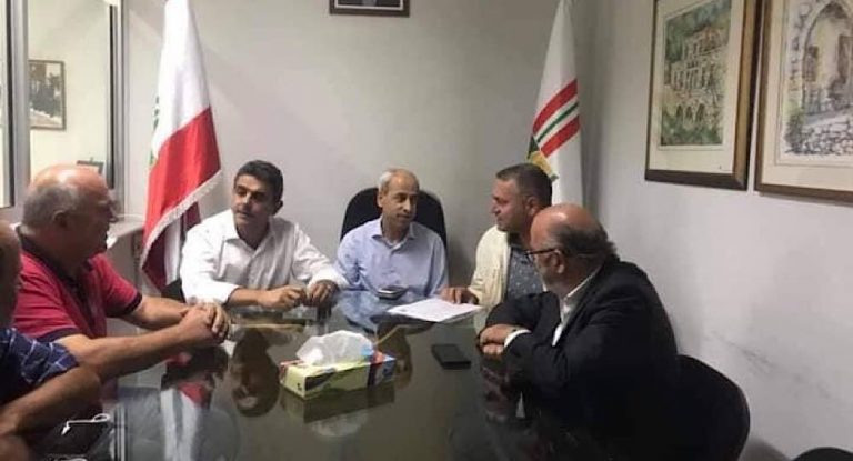 بالصور-جولة تفقدية للنائب زياد الحواط ومعاينة للأضرار في لحفد