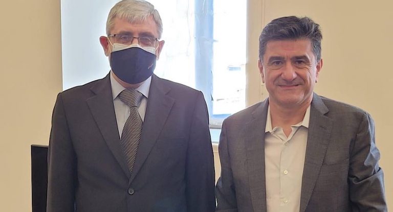 د.طوني ميشال عيسى يقف إلى جانب المجذوب ويدعمه في إجراء الإمتحانات الرسمية