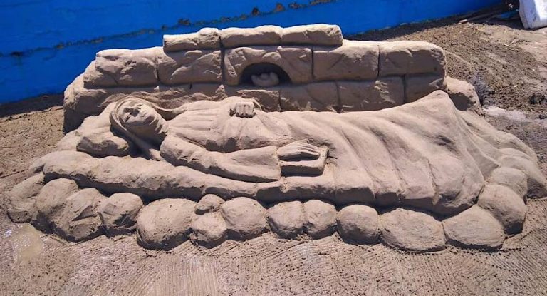 منحوتة بالرمل للقديسة رفقا على شاطىء