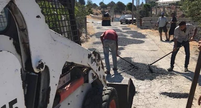 تزفيت وصيانة الحفر في لحفد بمبادرة من النائب زياد الحواط