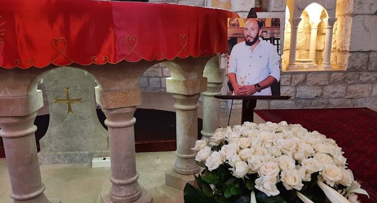 قداس لمناسبة عيد ميلاد جو اندون ضحية تفجير المرفأ