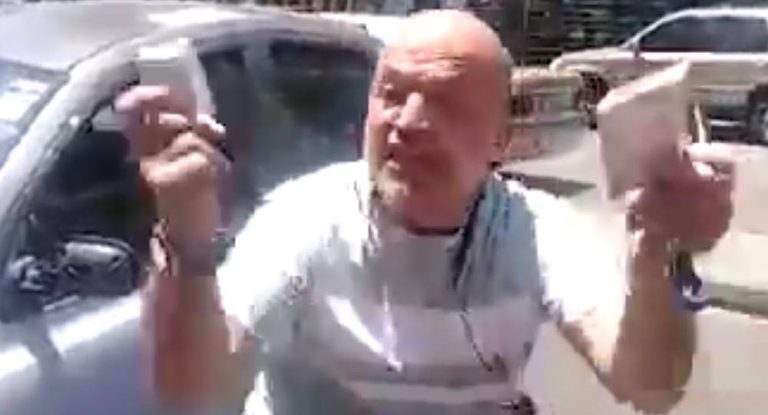 بالفيديو – صرخة وجع  مؤثّرة من مواطن لبناني ” أنا معي بنزين معي سيارة ومعي مصاري بس بدي دوا “