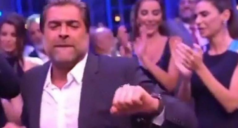 “الملك وائل كفوري” يرقص على غناء كارلوس