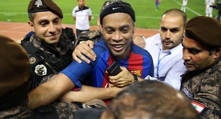 النجم البرازيلي لاعب كرة القدم الشهير رونالدينيو بيروت في هذا التاريخ .
