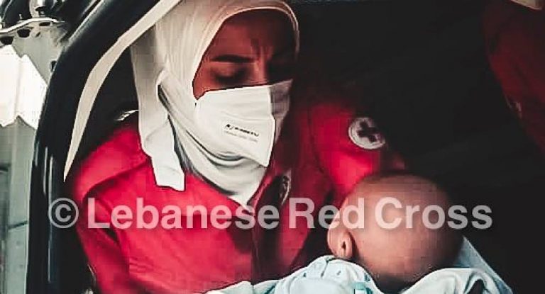 بالصورة – الصليب الأحمر ينقذ المصابين في حريق مخزن في البداوي