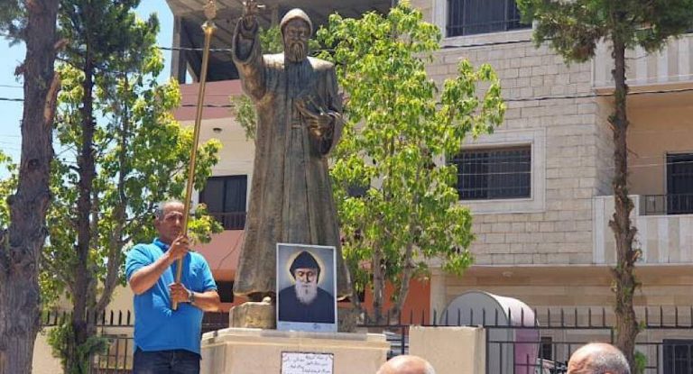 ازاحة الستار عن تمثال مار شربل في الكفور تقدمة من رجل الاعمال د جيلبير المجبر