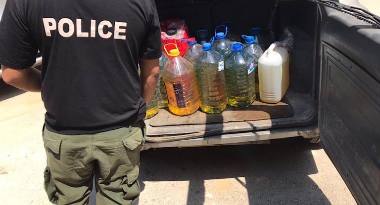 القاء القبض على مجموعة شبان يملؤن غالونات بنزين لبيعها في السوق السوداء في هذه المنطقة.