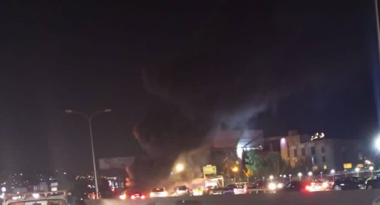 بالصور- أقفال المسلك الغربي لاوتوستراد جبيل