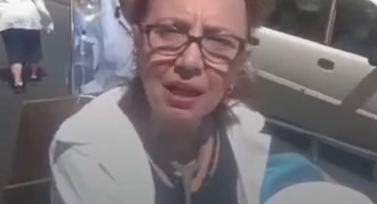 بالفيديو: في لبنان…ينقلون مريض من المستشفى سيراً على الاقدام