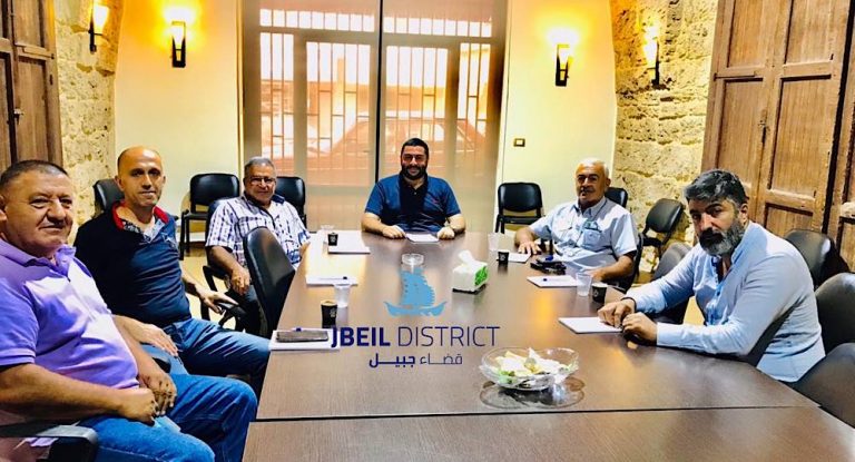 خاص-إجتماع في مكتب الحواط لمباشرة أعمال تزفيت طريق غرفين-الكفر