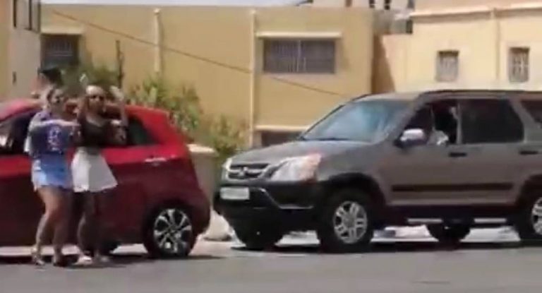 بالفيديو – الرقص على أوتوستراد حالات بإنتظار طابور البنزين