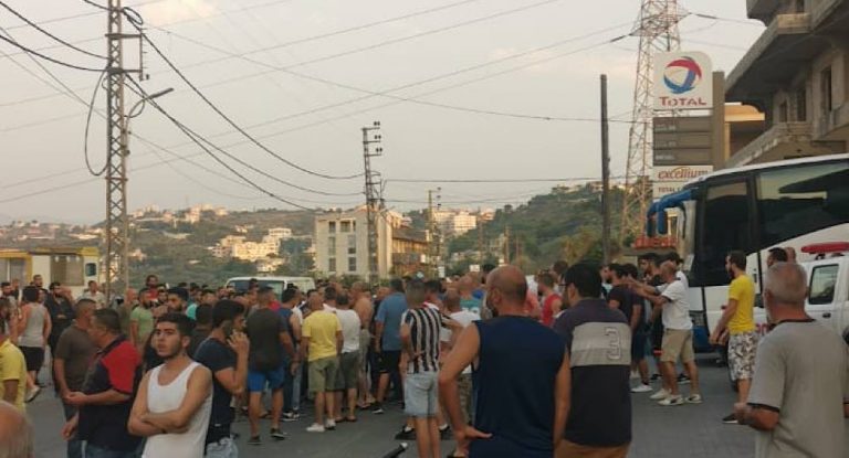 بالسكاكين …هذا ما فعله شباب بلدة عنقون بشباب بلدة مغدوشة.