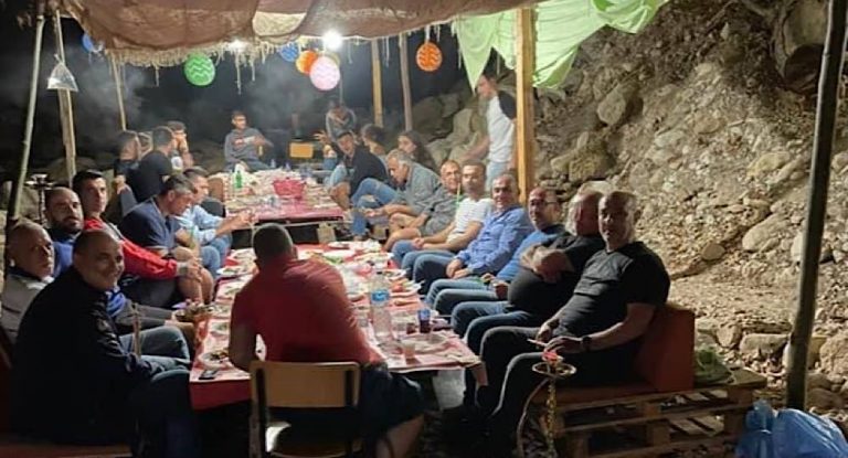 رئيس بلدية المزاريب وعرستا بشير فرام يولم على شرف فريق البلدة لكرة السلة بعد فوزه