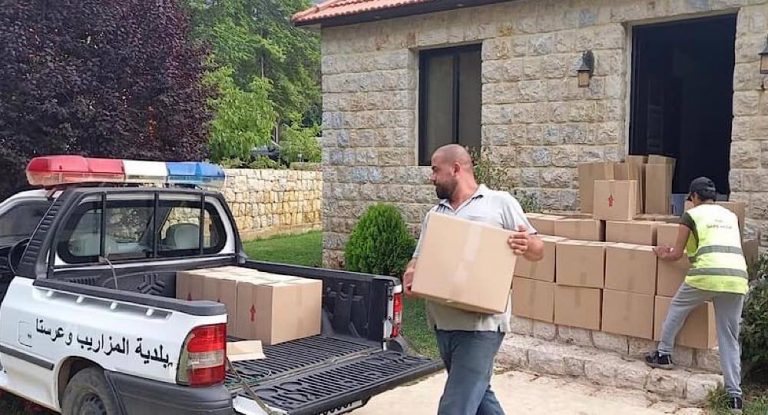 بلدية المزاريب و عرستا توزيع حصص غذائية للأهالي