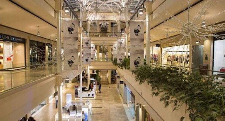 مجّمع تجاري شهير يقفل أبوابه بسبب نفاذ الوقود