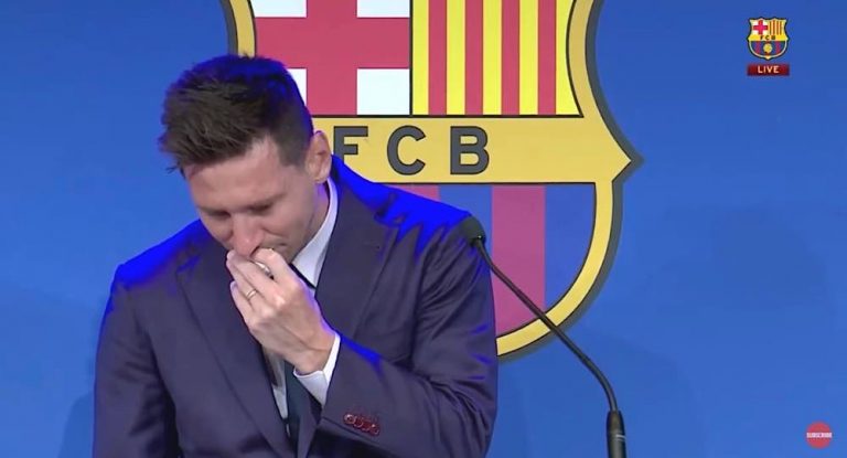 بالفيديو – ميسي يذرف الدموع خلال مؤتمر صحفي بعد تركه نادي برشلونة