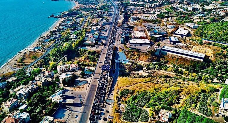 خاص-بالصور: من سماء جبيل طوابير السيارات على البنزين