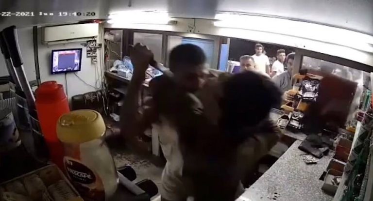 بالفيديو – شاب يتعرض للطعن بعنف في حالات والقوى الأمنية توضّح