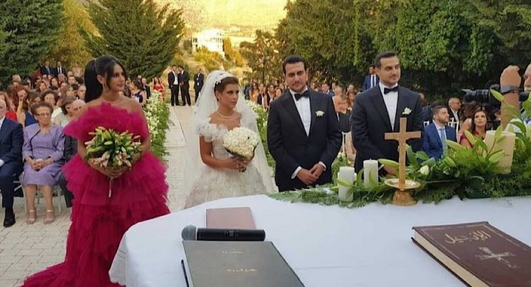 بالفيديو-ناشطة ترفع صورة الشهيدة من فوج اطفاء بيروت سحر فارس في زفاف ابنة فنيانوس