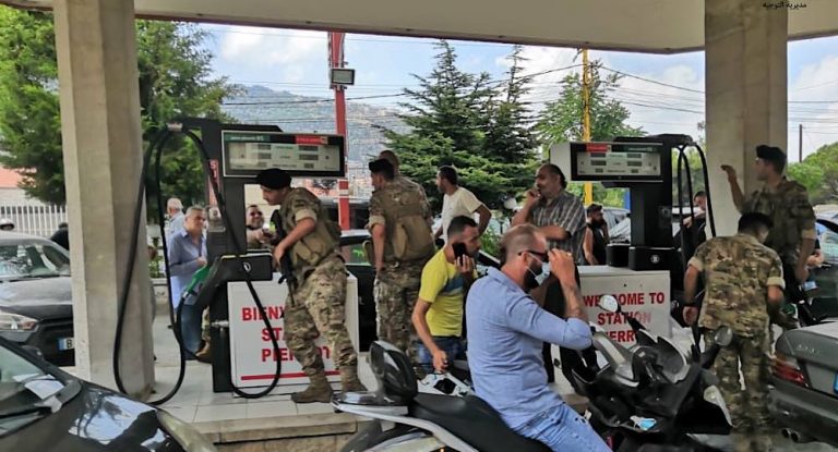 بالفيديو والصور – الجيش يداهم محطات الوقود ويصادر الكميات المخزنة من مادة البنزين!