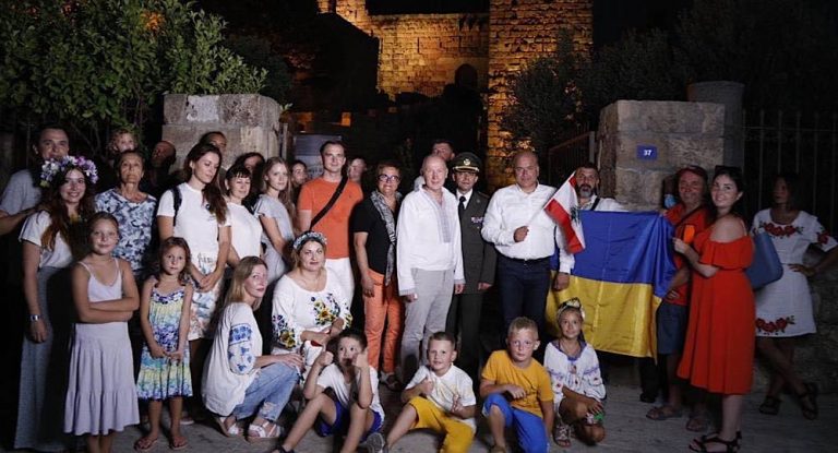 خاص-إضاءة قلعة جبيل بألوان العلم الأوكراني بمناسبة عيد إستقلال أوكرانيا