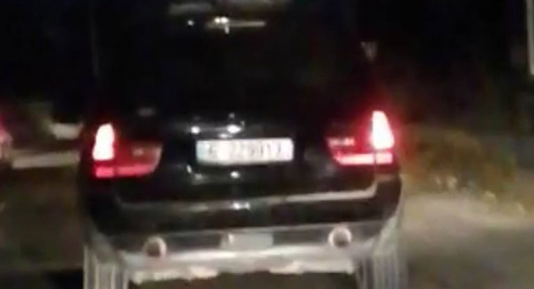 بالفيديو – تصرفات غريبة لسيارة على أوتوستراد عمشيت