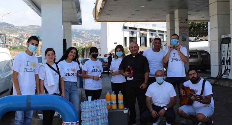 جماعة الغوص إلى العمق وزّعت القهوة والماء على طوابير البنزين