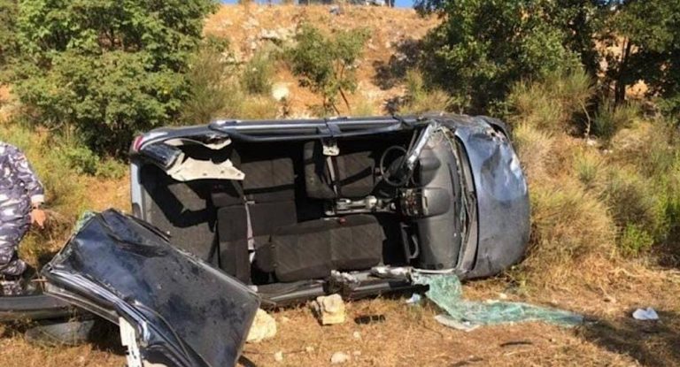 بالصورة – إنقلاب سيارة في فيطرون تودي بحياة سائقها