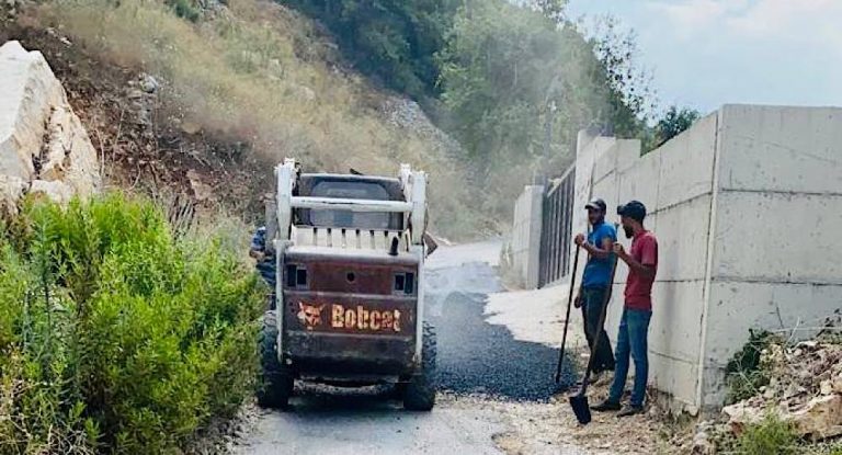 تزفيت طريق غرفين – الكفر بمبادرة من النائب زياد الحواط وشكر من الأهالي