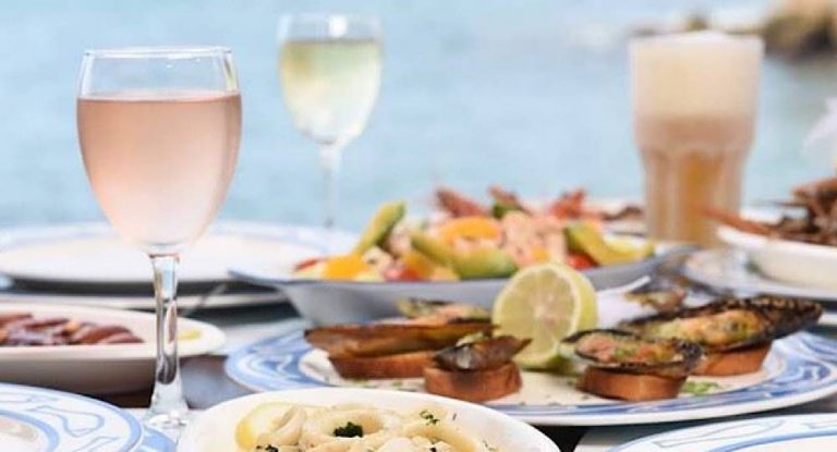 بالفيديو – إشكال كبير وتضارب في أحد المطاعم