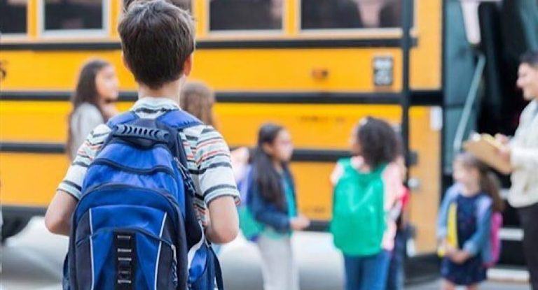 بالفيديو-انقلاب باص يقل طلابًا