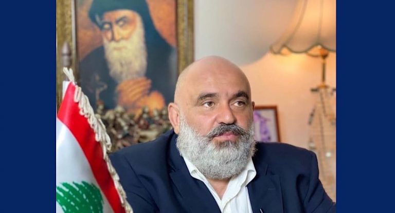 بالصورة – بعد غياب قسري .. الصقر يجتمع مع عائلته في عيد الميلاد