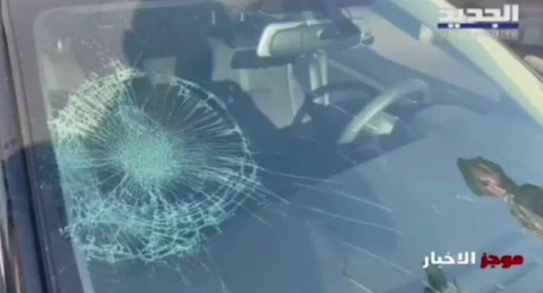 بالفيديو- الإعتداء على الصحافي رياض قبيسي قرب إحدى المحطات في الجية