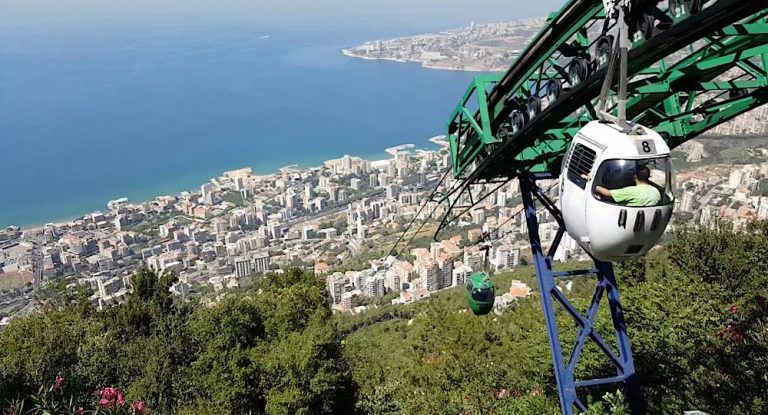 بالفيديو-لحظة إنقاذ طفلة من إحدى مقصورات تلفريك جونية