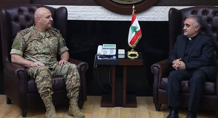 ‎قائد الجيش يستقبل رئيس جامعة سيدة اللويزة الآب الدكتور بشارة الخوري على رأس وفد مرافق