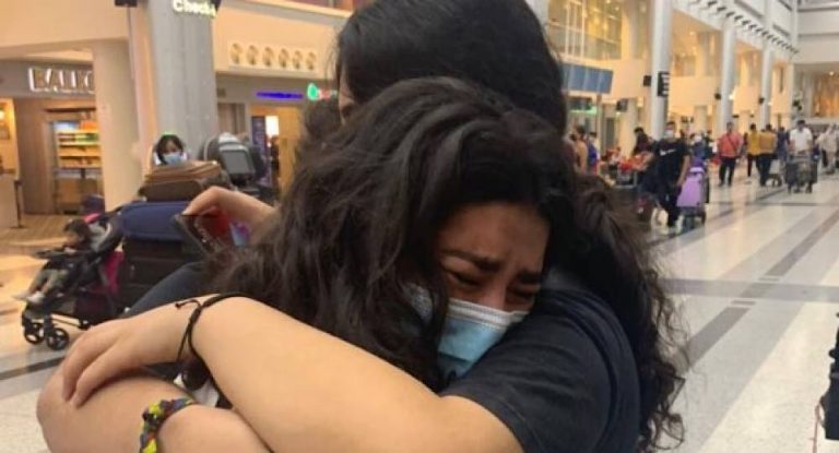 من المطار…بالدموع اعلامية تودع اخواتها