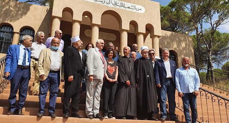 بعد وضعها اكليلا على ضريح رشيد نخله:  نقابة المحررين تزرع ارزة شهداء الصحافة بالباروك