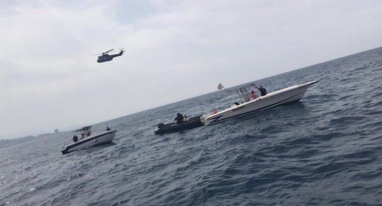 بالفيديو – احتراق زورق في البحر