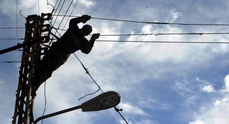 جثة شخص متدلية على عامود كهرباء!