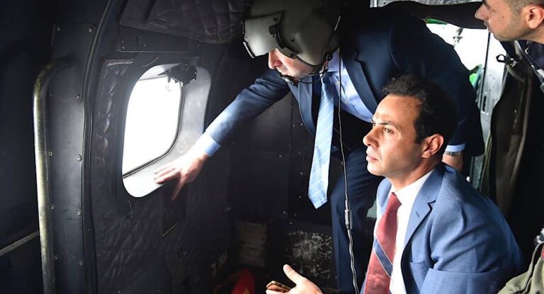 وزير الداخلية القاضي بسام مولوي معاينا من الجو مكان وقوع الطائرة المدنية قبالة ساحل حالات.