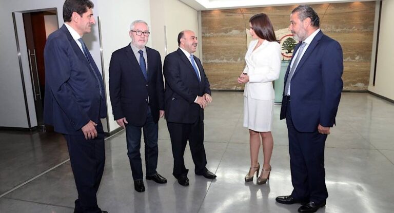 بالصور – السفير الأردني في معراب.. تكتل الجمهورية القوية يتحرك على خط تصريف التفاح اللبناني في الأردن..