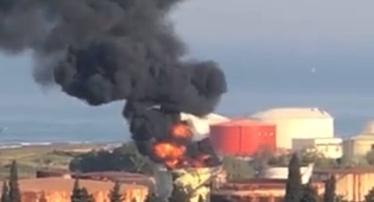 بالفيديو- اندلاع حريق كبير في أحد خزانات منشآت الزهراني