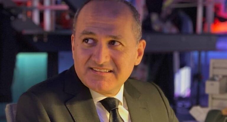 فيديو طريف للإعلامي فادي شهوان وهو يختم النشرة قبل إنتهائها